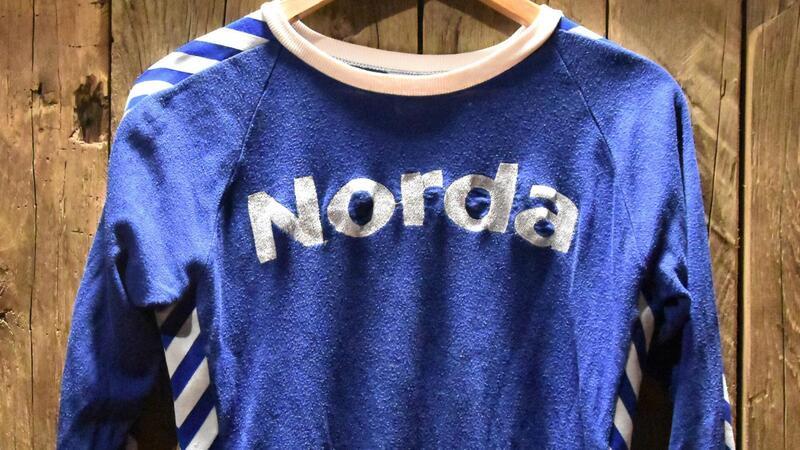 Hinweise gesucht: Wer kennt dieses legendäre Werder-Trikot? In Bremerhaven ist 2023 ein blaues Werder-Bremen-Trikot aufgetaucht. Wie ist das Hemd mit dem Schriftzug der Bremerhavener Fischmarke „Norda“ in die Flohmarkthallen am Roten Sand gelangt?Foto: Levin Meis