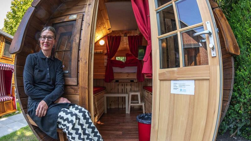 In Bremerhaven kann man unter anderem im Fass übernachten – das Hotel Columbus hat witzige Schlafplätze im Garten.