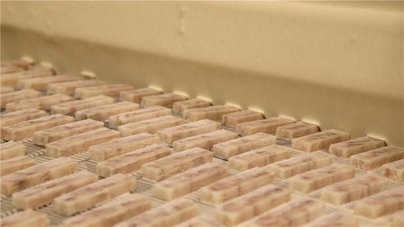 Fischstäbchen-Hauptstadt Bremerhaven: So wichtig sind sie für die Region In Bremerhaven schießen täglich Millionen Fischstäbchen über die Förderbänder.