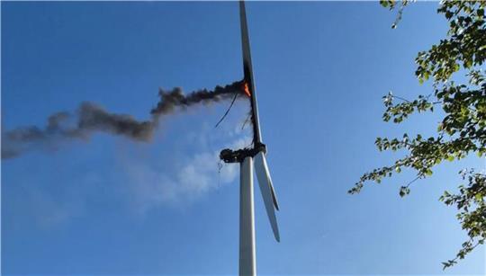 In Bremervörde-Iselersheim hat eine Windkraftanlage Feuer gefangen.