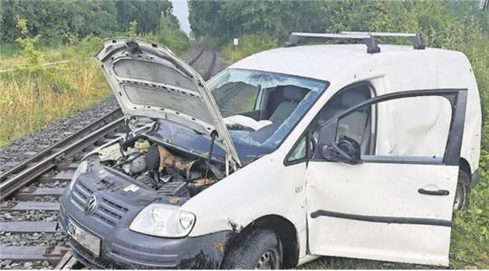 Ein VW Caddy steht nach einem Unfall auf den Gleisen.