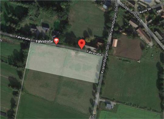 In Brobergen soll südlich der Fährstraße – entspricht in etwa der hellen Fläche – ein Baugebiet für Einzel- und Doppelhäuser entwickelt werden. Quelle: Google maps, Montage: Brückner