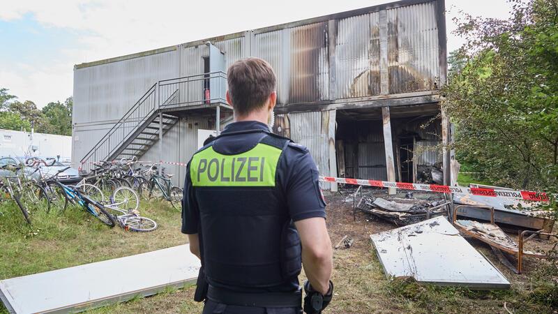 Explosion in Buchholzer Flüchtlingsheim: Mehrere Schwerverletzte und ein Toter In Buchholz gibt es eine Explosion in einer Flüchtlingsunterkunft. Das Gebäude brennt. Ein Mensch stirbt, ein Polizist wird schwer verletzt.