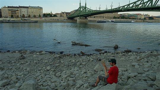 In Budapest führt die Donau wenig Wasser - Relikte aus der Vergangenheit kommen zum Vorschein.