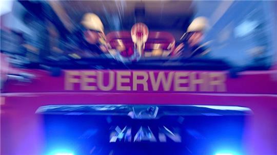In Büsum brennt ein Mehrfamilienhaus. Die Bevölkerung im Umkreis wird gebeten, Fenster und Türen geschlossen zu halten. (Archivbild)
