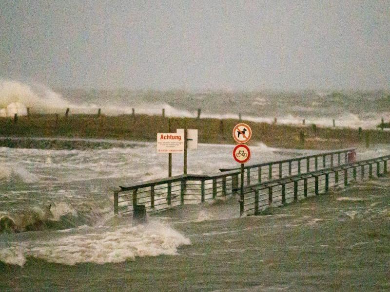 In Büsum in Schleswig-Holstein peitscht «Zeynep» die Nordsee auf. Foto: Daniel Reinhardt/dpa