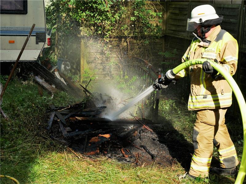 Brennender Müll verursacht Feuerwehreinsatz in Bützfleth In Bützfleth brannten etwa 1,5 Kubikmeter Unrat. Foto: Erwin Bube