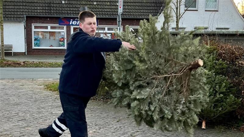 Wer knackt den Rekord beim Tannenbaumweitwurf? In Burhave fliegen die Tannenbäume am Samstag, 6. Januar, wieder besonders tief.