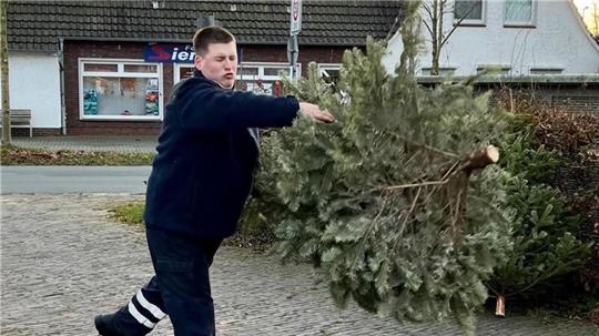 In Burhave fliegen die Tannenbäume am Samstag, 6. Januar, wieder besonders tief. 