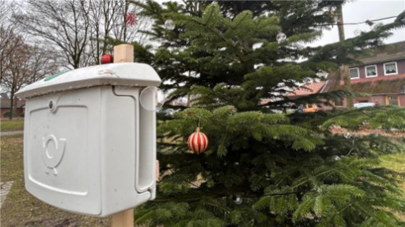 In Burweg, Bossel und Blumenthal steht in diesem Jahr neben jedem Weihnachtsbaum auf den zentralen Plätzen auch ein Briefkasten.