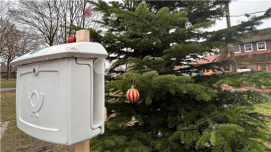 In Burweg, Bossel und Blumenthal steht in diesem Jahr neben jedem Weihnachtsbaum auf den zentralen Plätzen auch ein Briefkasten.