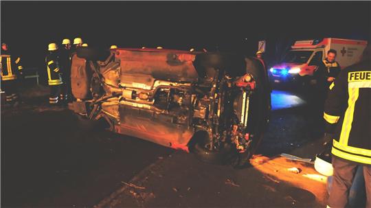 In Burweg krachte ein Auto gegen einen großen Stein und landete auf der Seite. Foto: Rolf Hillyer-Funke / Feuerwehren Samtgemeinde Oldendorf-Himmelpforten