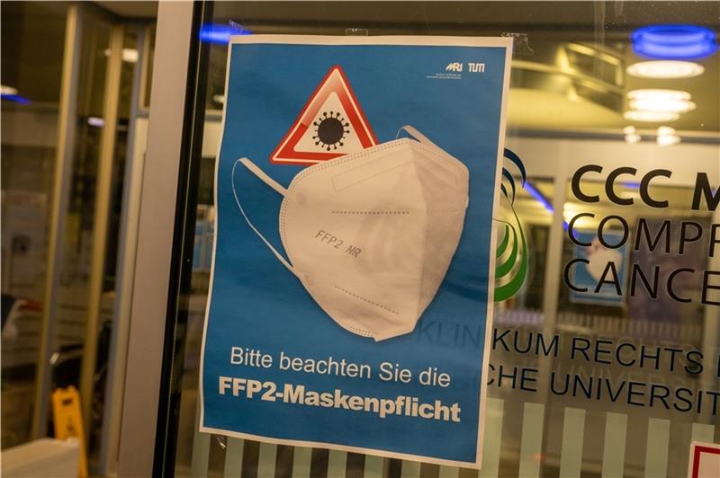 In Bussen und Bahnen nicht mehr nötig, in Krankenhäusern hingegen schon: das Tragen einer FFP2-Maske. Foto: dpa