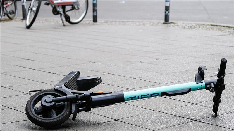 In Buxtehude brachte ein 14-Jähriger mit seinem E-Scooter eine 82-Jährige zu Fall. Die Seniorin verletzte sich dabei schwer. (Symbolbild)