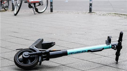In Buxtehude brachte ein 14-Jähriger mit seinem E-Scooter eine 82-Jährige zu Fall. Die Seniorin verletzte sich dabei schwer. (Symbolbild)