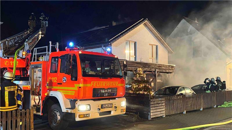 Bilanz der Silvesternacht im Kreis Stade: Schwerverletzte und hohe Schäden bei Feuern In Buxtehude brennt es unter einer Photovoltaik-Anlage, gleich mehrmals muss die Feuerwehr ausrücken.