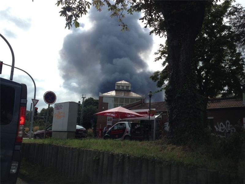 In Buxtehude brennen ein Betriebsgebäude und ein angeschlossenes Wohnhaus in der Rudolf-Diesel-Straße. Fotos: Richter