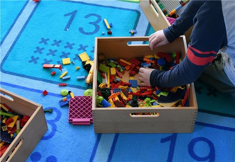 In Buxtehude fehlen Kita-Plätze. In der Stadt laufen derzeit einige Projekte, um weitere Plätze zu schaffen - zum Teil mit besonderen Konzepten (Symbolbild). Foto: Bernd Settnik/dpa