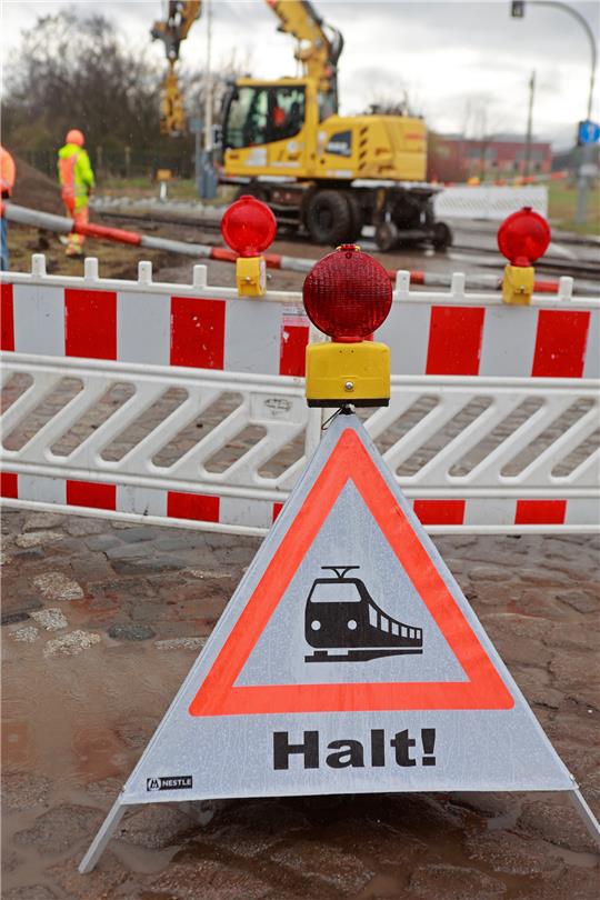 In Buxtehude finden Bauarbeiten an mehreren Bahnübergängen statt (Symbolbild). Foto: Matthias Bein/dpa