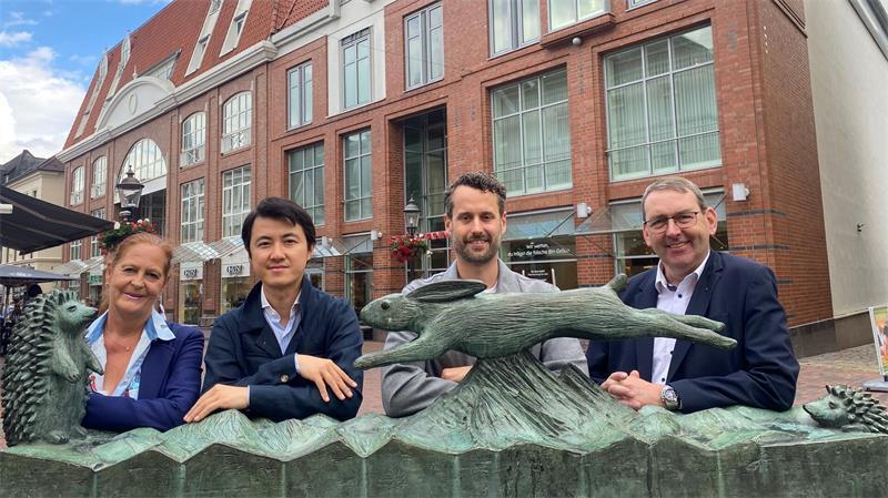 In Buxtehude haben die Internationalen Musikfestspiele Süderelbe weiter einen festen Platz: Festivalleiter Haiou Zhang mit seinem treuen Unterstützerkreis.