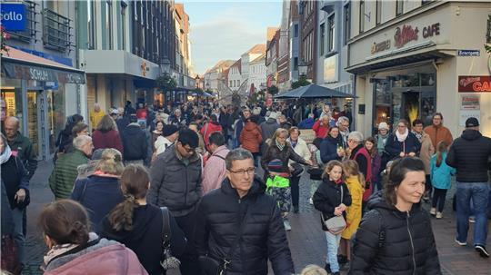 In Buxtehude ist laut einer Studie das Einkaufen der wichtigste Grund für einen Besuch in der Innenstadt. Das Bild zeigt die Fußgängerzone an einem verkaufsoffenen Sonntag.