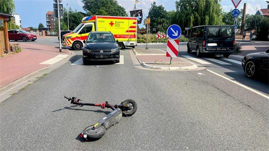 In Buxtehude kollidierte jüngst eine Fahrerin mit einer Jugendlichen auf einem E-Scooter im Kreisverkehr.