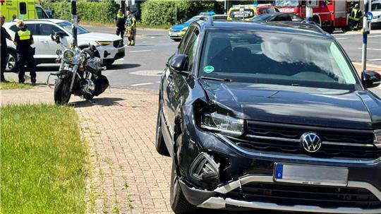 In Buxtehude sind ein Motorrad und ein SUV aufeinandergeprallt.