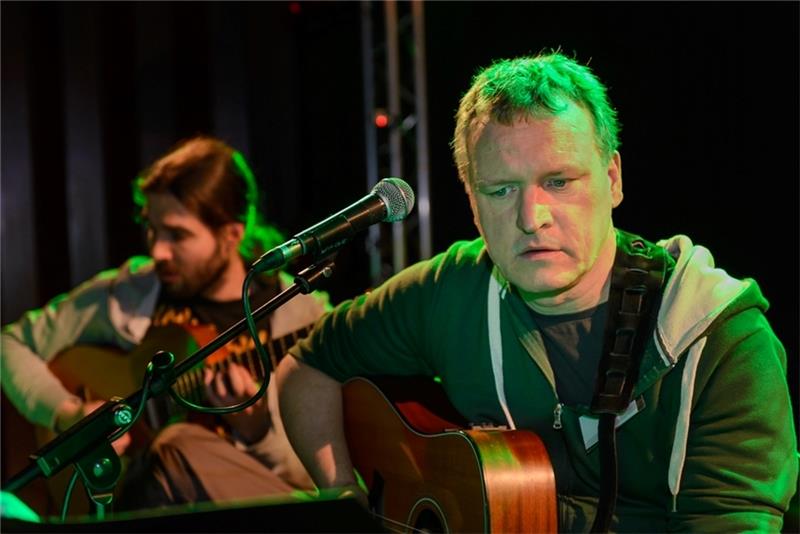 In Buxtehude spielen die Grenzgänger als Duo-Besetzung mit Gründer Michael Zachcial (vorn) und Frederic Drobnjak. Foto: Alexander Nichelmann