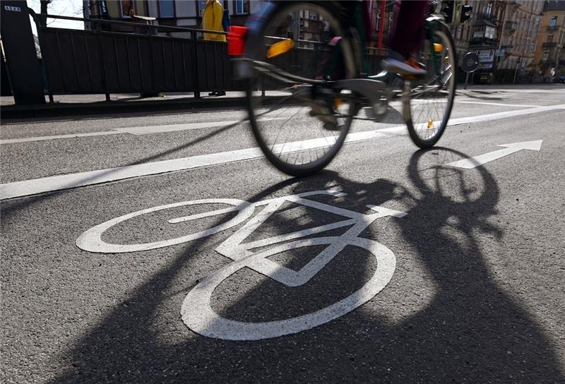 Radweg an der B73 wird saniert - Behinderungen für Autofahrer In Buxtehude wird an den Radwegen gearbeitet. Foto: dpa (Symbolbild)