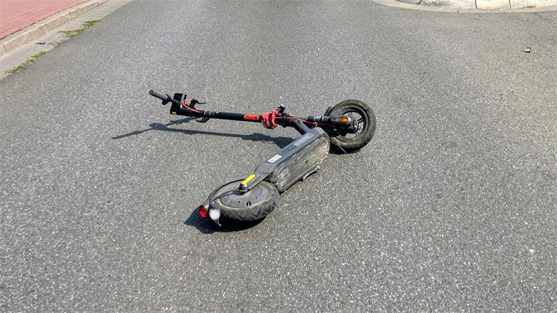 In Buxtehude wurde der Fahrer eines E-Scooters von einem Auto erfasst.