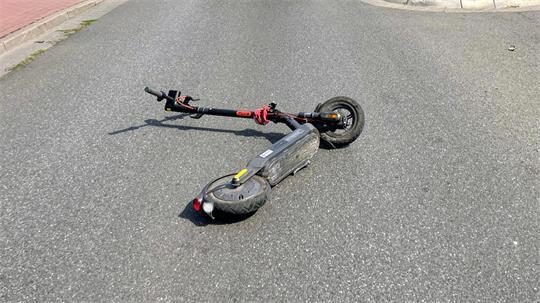 In Buxtehude wurde der Fahrer eines E-Scooters von einem Auto erfasst.