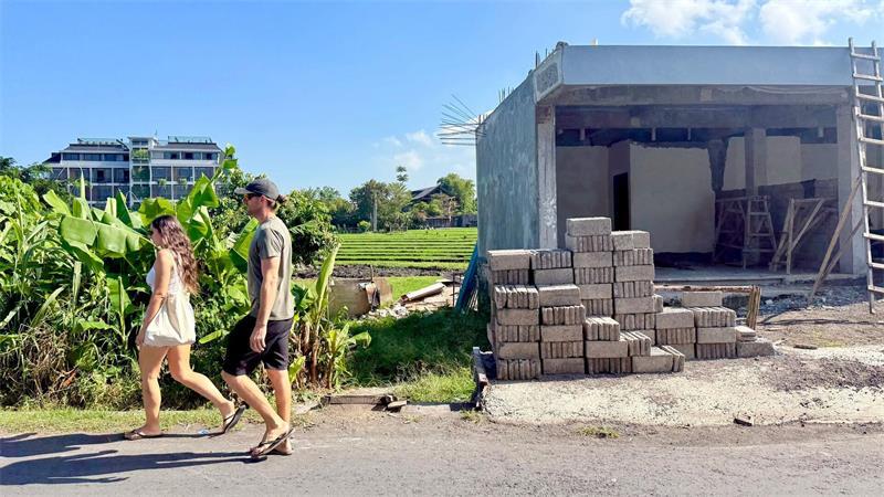 Wem gehört Bali? - Wie digitale Nomaden eine Insel verändern In Canggu wird an allen Ecken und Enden gebaut.