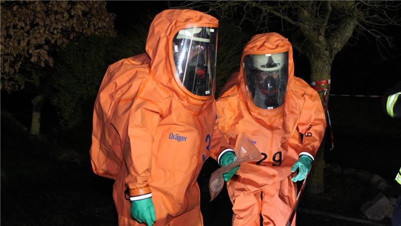 In Chemikalienschutzanzügen gehen die Feuerwehrleute in Stade-Schölisch vor.