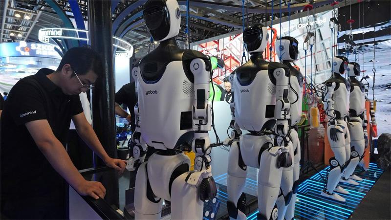 In China entwickeln zahlreiche Unternehmen humanoide Roboter. (Archivbild) 