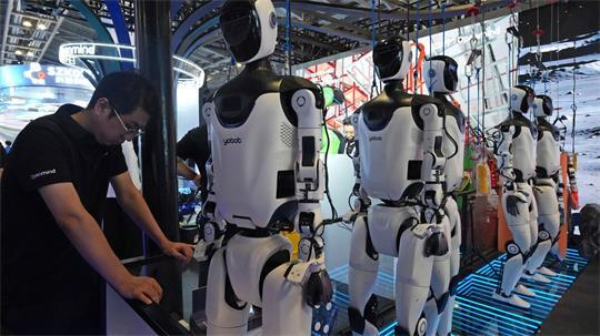 In China entwickeln zahlreiche Unternehmen humanoide Roboter. (Archivbild) 