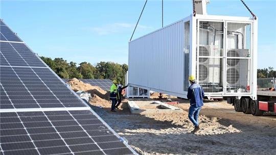 In Containerform werden Batteriespeicher bundesweit bereits von Firmen, die Teile ihrer Energie selbst produzieren, oder in Solarparks platziert. Die Idee der Speicherung in großem Stil könnte auch in Hemmoor umgesetzt werden, falls der Rat grundsätzlich den Weg ebnet für die Planung.