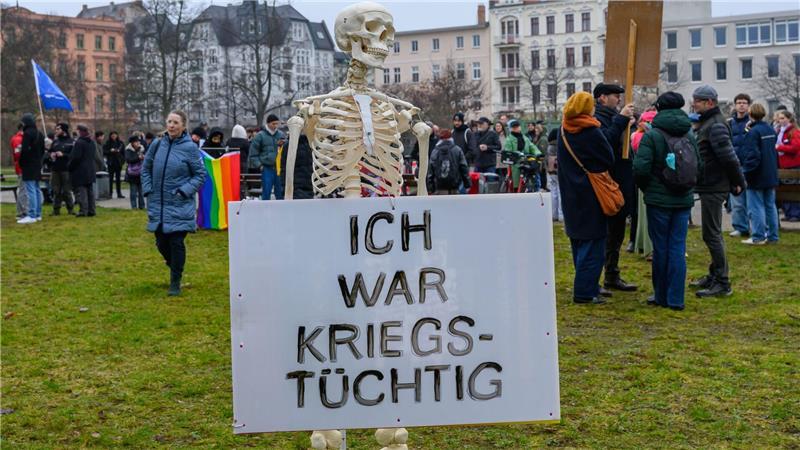 In Cottbus demonstrieren Menschen gegen den Wehrdienst.