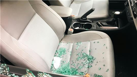 In Cuxhaven schlug ein Täter die Scheibe eines Autos ein (Symbolbild).