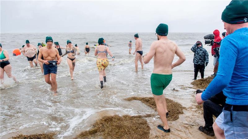 In Cuxhaven trauten sich an Neujahr Hunderte mutige Schwimmer in die Nordsee.