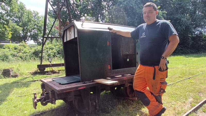 Jugendliche schrauben und schweißen in Deinste an alten Loks "In Cuxhaven werden sie noch eingesetzt, danach kommen sie zu uns": Ralph-Ludwig Gehrke mit einer ausgemusterten Lok, die der Verein wieder aufarbeitet.