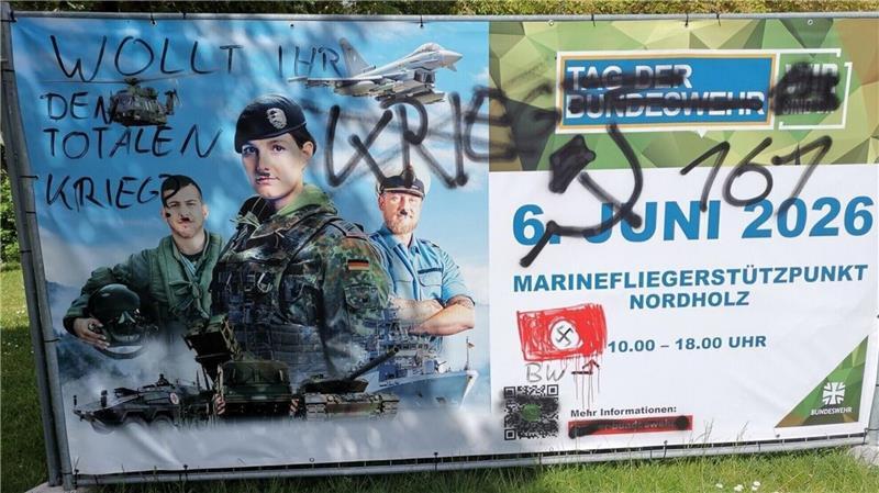 In Cuxhaven wurden mehrere Plakate zum „Tag der Bundeswehr“ beschmiert.