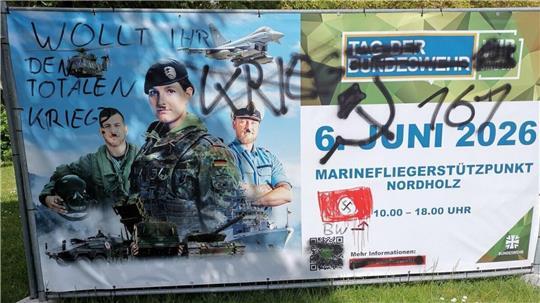 In Cuxhaven wurden mehrere Plakate zum „Tag der Bundeswehr“ beschmiert.