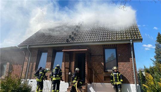 In Dammhausen hat der Dachstuhl eines Einfamilienhauses am Mittwoch Feuer gefangen. Foto: Feuerwehr/Gerken