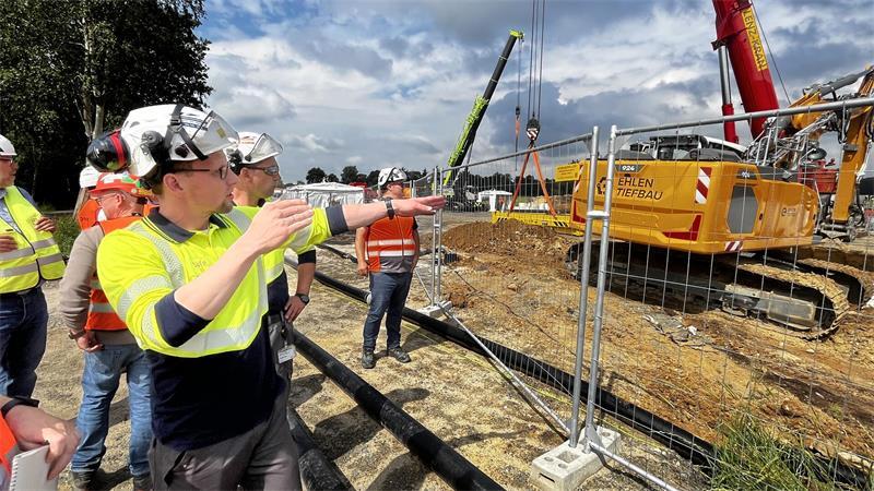 Mega-Bauprojekt: 7 spannende Fakten zur neuen Gaspipeline im Kreis Stade In Deinste laufen ihre beiden Pipelines zusammen: Steffen Reger, Projektleiter für die ETL 182 von Elbe-Süd bis Achim, und Heinrich Grave, Projektleiter für die ETL 179/200 von Bützfleth nach Deinste, blicken auf die Baustelle.