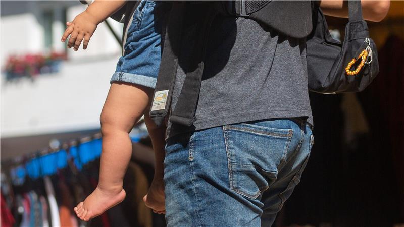 In Deutschland erklären 42 Prozent der Väter, kranke Kinder mindestens ebenso häufig zu betreuen wie ihre Partnerinnen. (Symbolbild)