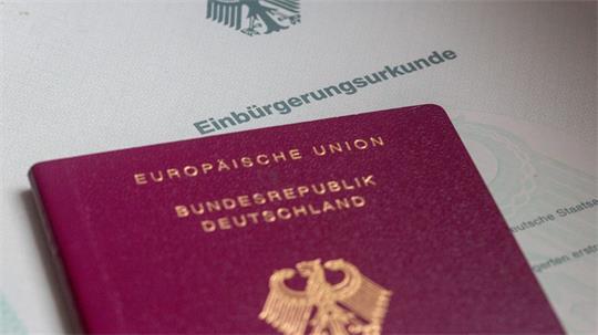 In Deutschland gibt es die Anspruchseinbürgerung und die Ermessenseinbürgerung. (Symbolbild)