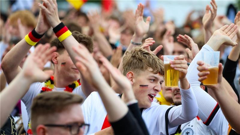 Ein Bier für den Mindestlohn: „Absurde Preise“ bei der WM In Deutschland gibt es in WM-Zeiten hingegen besondere Kampfpreise.