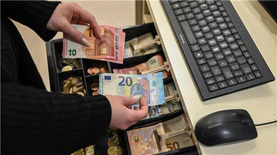 In Deutschland ist der Anteil derjenigen, die besonders häufig bar zahlen, gegen den europaweiten Trend gestiegen. (Symbolbild)