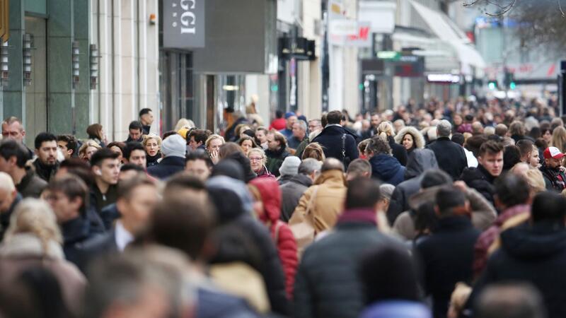In Deutschland leben rund 83 Millionen Menschen In Deutschland lebten laut Zensus 2022 am 15. Mai 82,7 Millionen Menschen (Symbolbild).