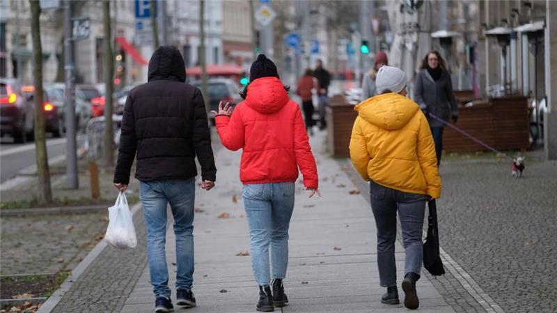 Pufferjacken - die SUVs unter den Textilien - polarisieren In Deutschland tragen viele seit Jahren in der Winterzeit gerne Pufferjacken - hier in Schwarz, Rot, Gelb. (Foto von 2021)
